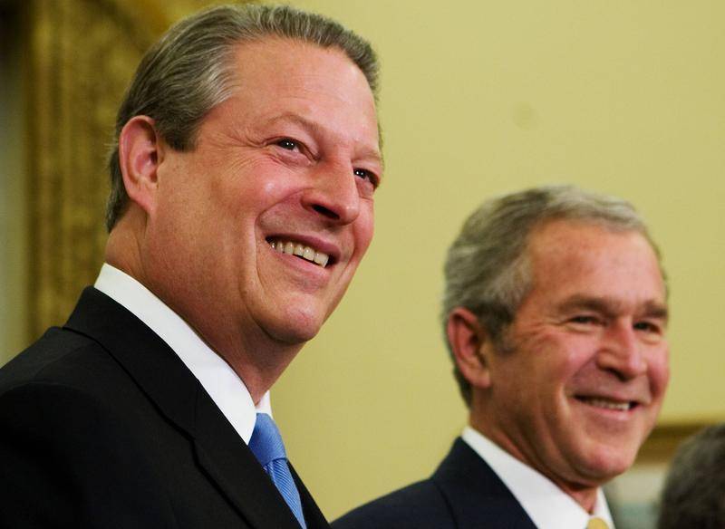美国总统布什（右）与当年诺贝尔和平奖得主戈尔.jpeg