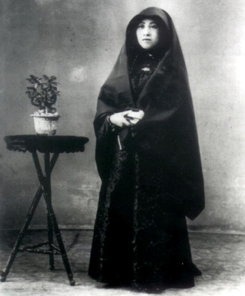 20世纪初，一位身着传统服饰的澳门土生葡人